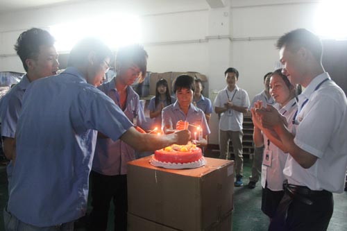 壽星們點(diǎn)蠟燭，大家齊唱生日快樂(lè)歌